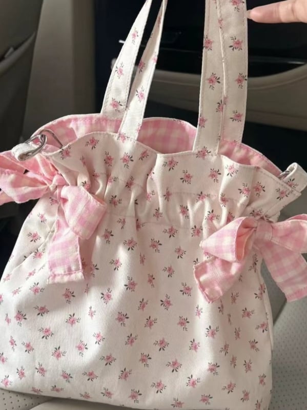 Floras printa crossbody somiņa no poliestera, vertikāls kvadrāta siluets, atvērts dizains, iekšējās nodalījumi mobilajam telefonam un Personas apliecībai.