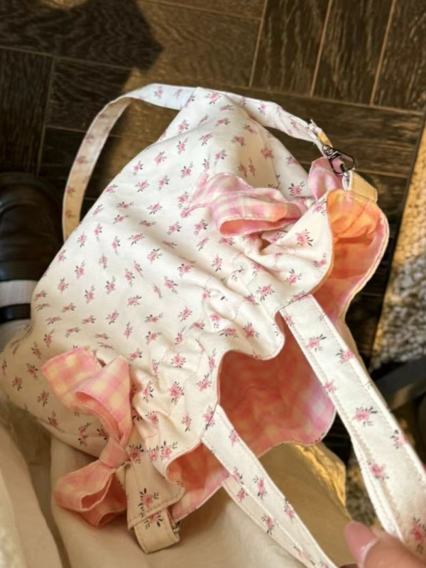 Floras printa crossbody somiņa no poliestera, vertikāls kvadrāta siluets, atvērts dizains, iekšējās nodalījumi mobilajam telefonam un Personas apliecībai.