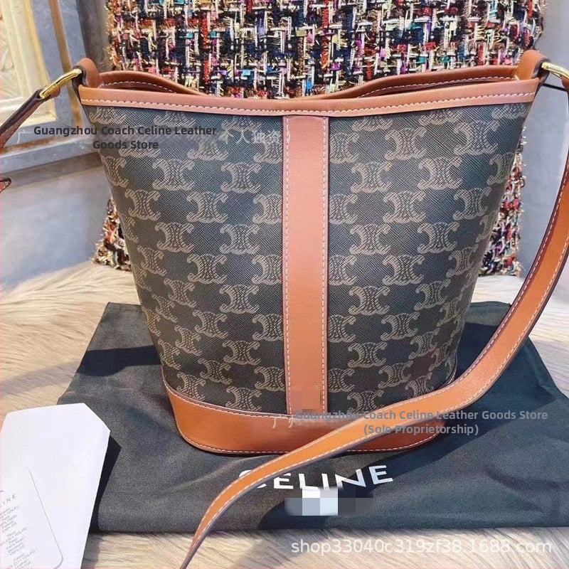 Geantă bucket din piele genuină, cu căptușală de pânză, buzunare interioare pentru telefon și act, deschidere deschisă