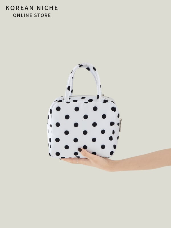 Punktēta kvadrātveida soma (Materiāls: neilons; Pārveide: horizontāla kvadrāta; Aizvērums: rāvējslēdzējs; Iekšpuse: poliestera pamatne; Iekšējais kabats ar rāvējslēdzēju un ID kabata; Plecu siksna: viena)