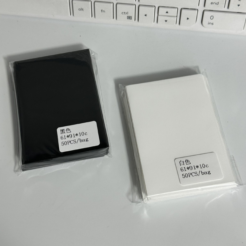 Калъф за карти — прозрачен пластмасов, Инс стил (Материал: пластмаса; Вид: калъф за карти; Стил: Инс стил)