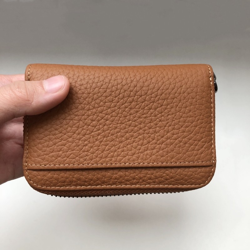 Torbica za ključeve od prave kože s pebble uzorkom, kuka, držačem kartica i zatvaračem; prozračna, vodootporna, lagana; unisex; podstava od kože prvog sloja; proljeće 2025.