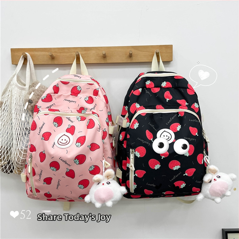 Skolas soma meitenēm: zemeņu raksts, korejiešu stils; neilona materiāls; līknes plecu siksnas; viegla, paplašināma, muguras aizsardzība