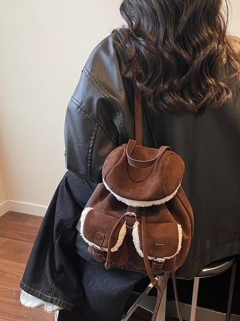 Mali velur ruksak — retro stil, jedinstvena tekstura; zimsko izdanje 2025; Materijal: velur; Način otvaranja: poklopac; Unutarnja džep: zip; Podstava: poliester; Meko