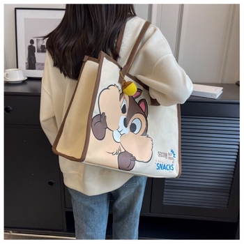 Geantă de umăr din pânză pentru femei, stil Tote • Material: pânză • Căptușeală: pânză • Închidere: lacăt • Sezon: toamna 2023