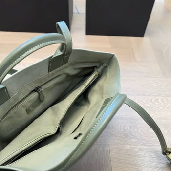 Denim tote torba, cilindričnog oblika, unisex dizajn, džep na zip