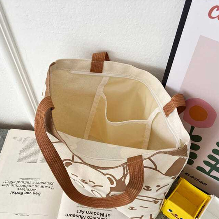 Platnena tote torba u gradskom minimalistickom stilu, horizontalan kvadratni oblik, gornje otvorenje, unutarnja kapsa za mobitel, vanjski otvoreni džep, unutarnji panel, dvostruke naramenice