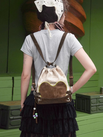 3-u-1 ruksak s vezicama, crossbody i bucket bag; korejski nišni dizajn; materijal PU; kapacitet ispod 20 L; podstava od poliestera.
