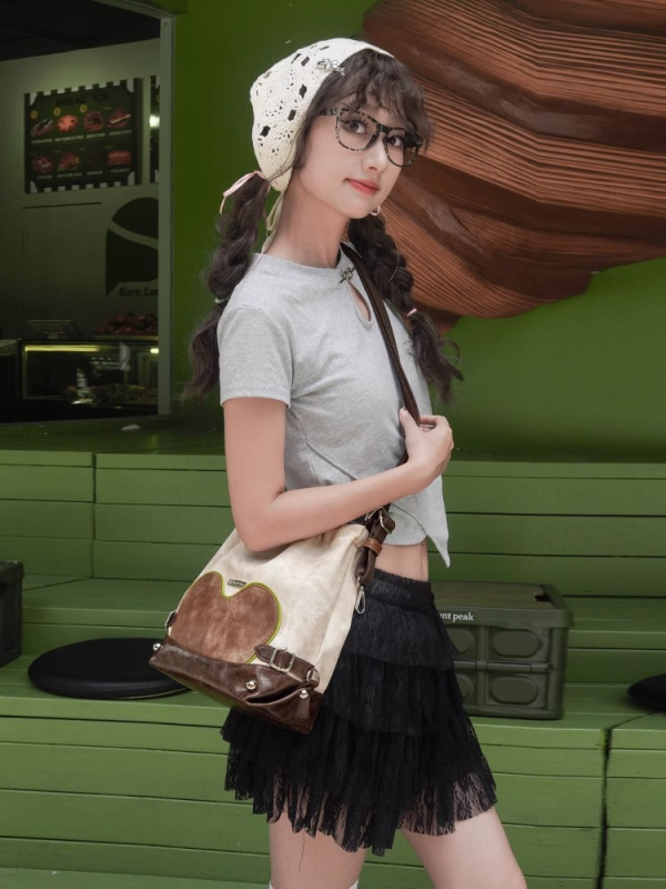 3-u-1 ruksak s vezicama, crossbody i bucket bag; korejski nišni dizajn; materijal PU; kapacitet ispod 20 L; podstava od poliestera.
