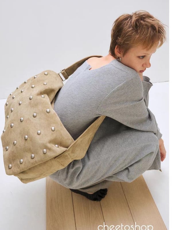 Torba preko ramena s ukrasnim zakovicama i širokim remenom, unisex, za slobodno vrijeme i putovanja, PU velur materijal, podstava od poliestera