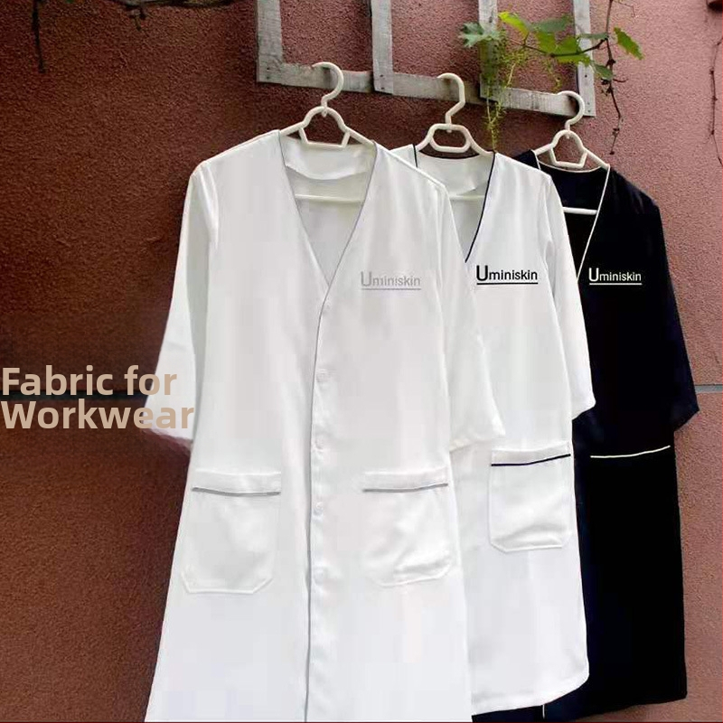 Dámsky plášť pre kozmetický salón s odvádzaním vlhkosti; bavlnená zmes 65%/35%; podšívka 65% bavlna; určené pre ženy; vhodné pre kozmetiku a lekársku starostlivosť