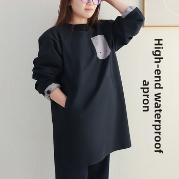 Водоустойчива престилка с дълги ръкави за обслужване — подходяща за кетъринг, фризьорство, кафене и цветарство; материя: водоустойчива композитна тъкан; стил: модерен минимализъм