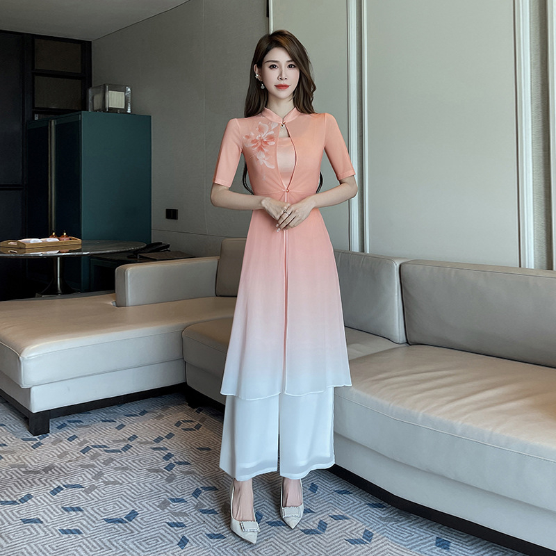 Униформен комплект за козметичка и спа специалист – разделено горнище и долнища, полиестер-еластан, влагоотвеждаща материя, стойкова яка