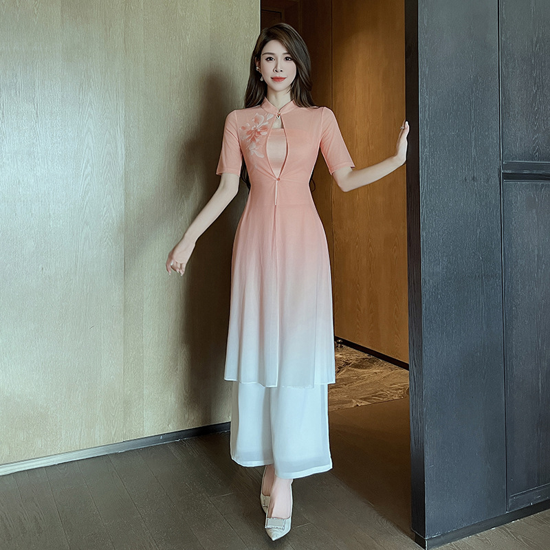 Униформен комплект за козметичка и спа специалист – разделено горнище и долнища, полиестер-еластан, влагоотвеждаща материя, стойкова яка