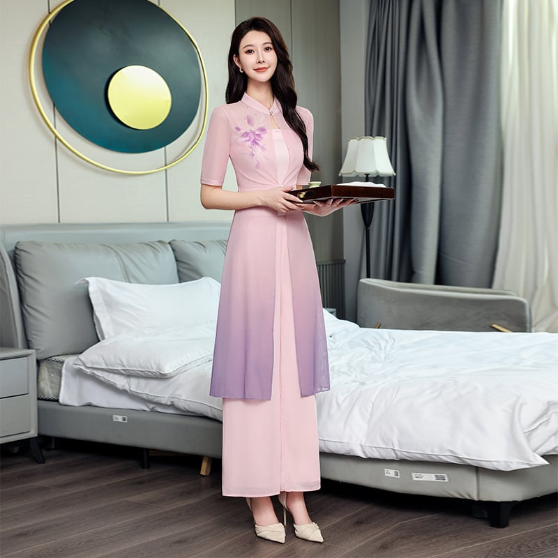 Uniformă pentru tehnician spa într-un salon de înfrumusețare — poliester/elastan, gestionare rapidă a umezelii, mâneci scurte, guler dublu, pantaloni 9/10