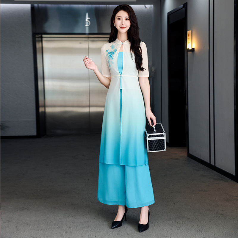 Uniformă pentru tehnician spa într-un salon de înfrumusețare — poliester/elastan, gestionare rapidă a umezelii, mâneci scurte, guler dublu, pantaloni 9/10