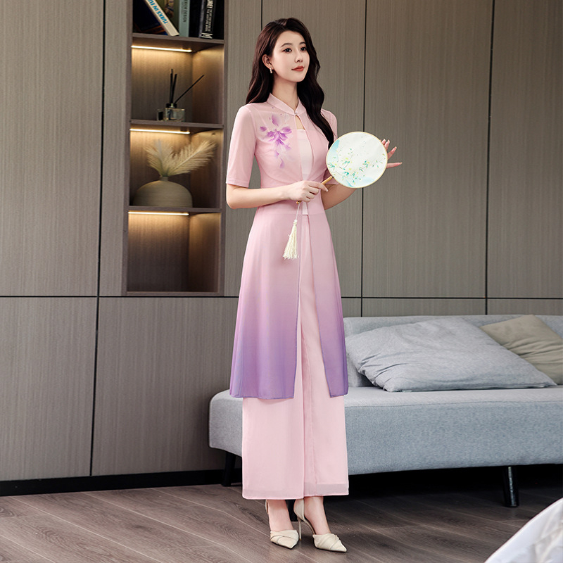 Uniformă pentru tehnician spa într-un salon de înfrumusețare — poliester/elastan, gestionare rapidă a umezelii, mâneci scurte, guler dublu, pantaloni 9/10