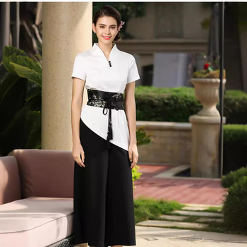 Uniformă pentru salon de înfrumusețare: costum cu pantaloni croiți în talie largă, decolteu în V, mâneci scurte; material din amestec de bumbac (50–70% bumbac, 15% Cupro); țesătură: bumbac; mâneci: scurte; decolteu: V.