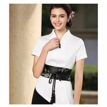 Uniformă pentru salon de înfrumusețare: costum cu pantaloni croiți în talie largă, decolteu în V, mâneci scurte; material din amestec de bumbac (50–70% bumbac, 15% Cupro); țesătură: bumbac; mâneci: scurte; decolteu: V.