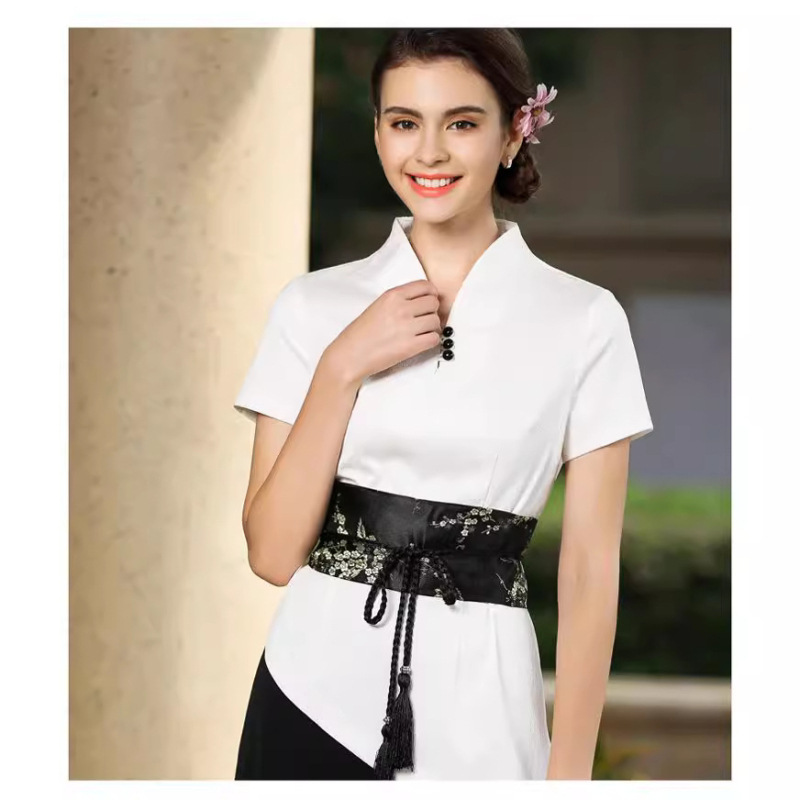 Uniformă pentru salon de înfrumusețare: costum cu pantaloni croiți în talie largă, decolteu în V, mâneci scurte; material din amestec de bumbac (50–70% bumbac, 15% Cupro); țesătură: bumbac; mâneci: scurte; decolteu: V.