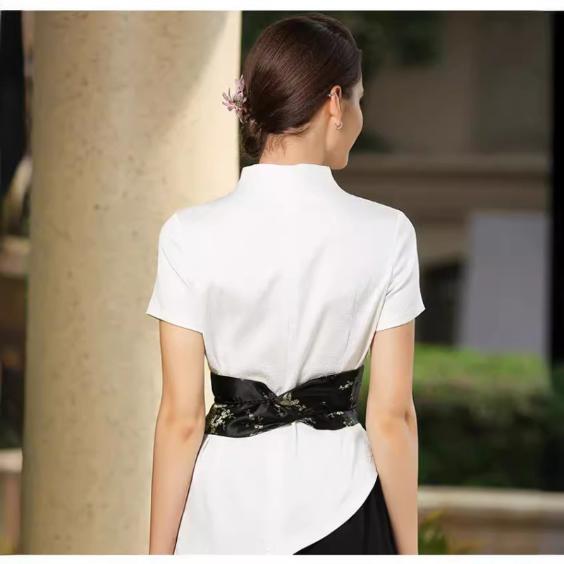 Uniformă pentru salon de înfrumusețare: costum cu pantaloni croiți în talie largă, decolteu în V, mâneci scurte; material din amestec de bumbac (50–70% bumbac, 15% Cupro); țesătură: bumbac; mâneci: scurte; decolteu: V.