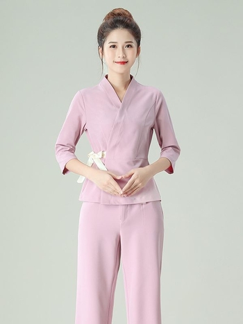 Комплект униформа за козметичка в салон за красота — материя отвеждаща влагата, памучно‑смесена, къси панталони, топ с V‑образно деколте без ръкави, подходящ за всички сезони