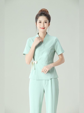 Комплект униформа за козметичка в салон за красота — материя отвеждаща влагата, памучно‑смесена, къси панталони, топ с V‑образно деколте без ръкави, подходящ за всички сезони