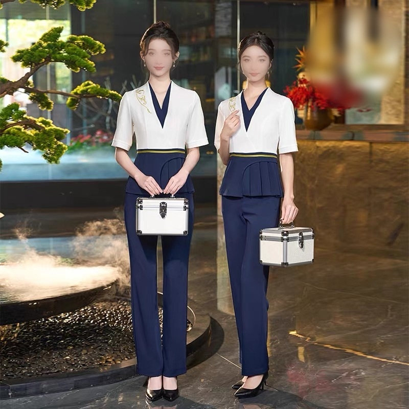 Униформа за козметици – унисекс, влагоотводяща полиестер-еластанова материя, комплект риза с къс ръкав и панталони с V-образно деколте, пролет 2025