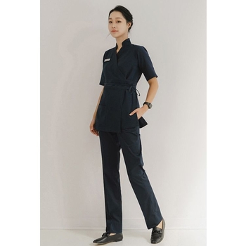 Женско работно облекло за салон за красота — сет топ и панталон, полиестер 97% + 3% еластан, влагоотводящо, V-образно деколте, 3/4 ръкави