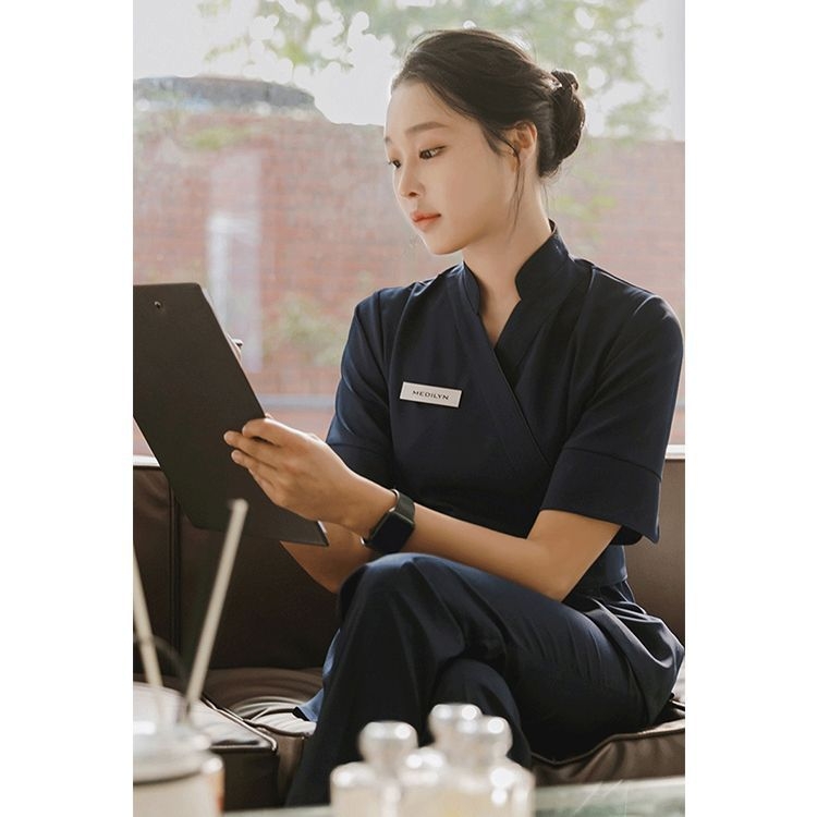 Женско работно облекло за салон за красота — сет топ и панталон, полиестер 97% + 3% еластан, влагоотводящо, V-образно деколте, 3/4 ръкави