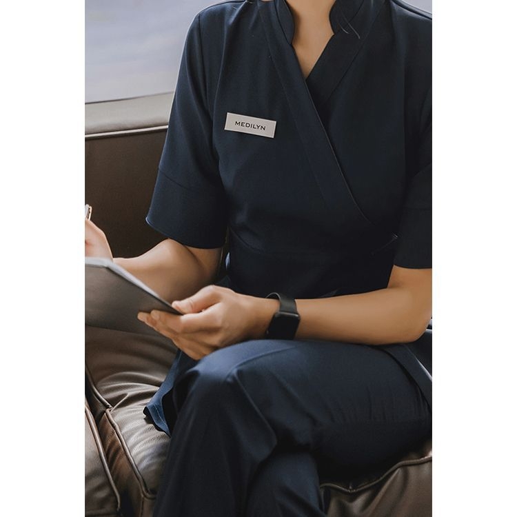 Женско работно облекло за салон за красота — сет топ и панталон, полиестер 97% + 3% еластан, влагоотводящо, V-образно деколте, 3/4 ръкави