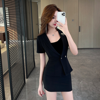 Spa uniforma pre kozmetičku – vlhkosť odvádzajúci polyester, krátke rukávy, kruhový výstrih, krátke nohavice