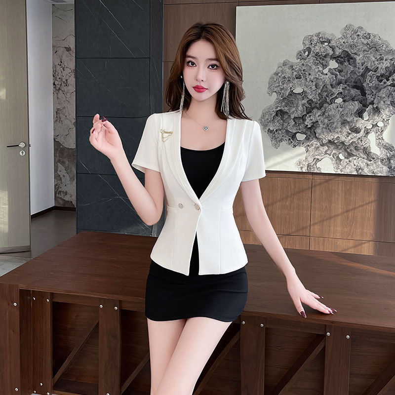 Spa uniforma pre kozmetičku – vlhkosť odvádzajúci polyester, krátke rukávy, kruhový výstrih, krátke nohavice