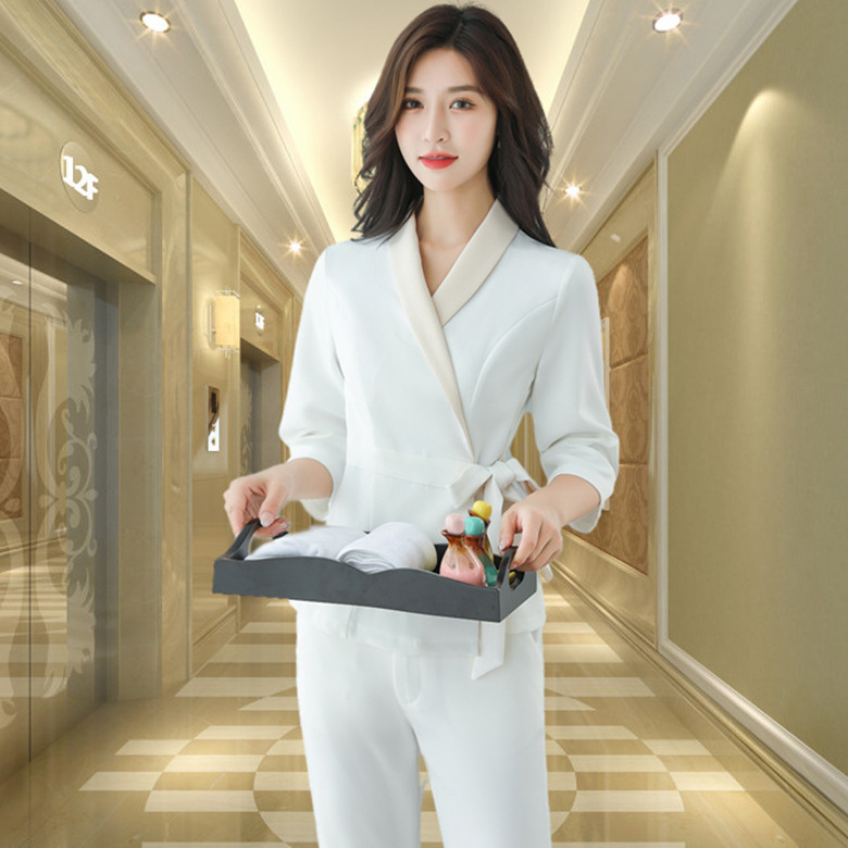 Женско работно облекло за козметичка с влагоотводяща материя — акрил + спандекс; ръкав 7/8; наклонена яка; сезон: зима–пролет–есен