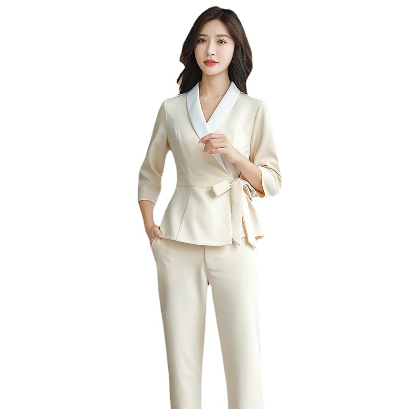 Женско работно облекло за козметичка с влагоотводяща материя — акрил + спандекс; ръкав 7/8; наклонена яка; сезон: зима–пролет–есен