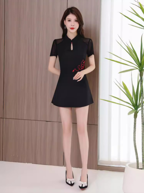 Униформа за техници в СПА и козметичен салон — полиестерна материя, отвеждаща влагата, къс ръкав, стояща яка, цип, стил панталон–пола, дамска, четирисезонна