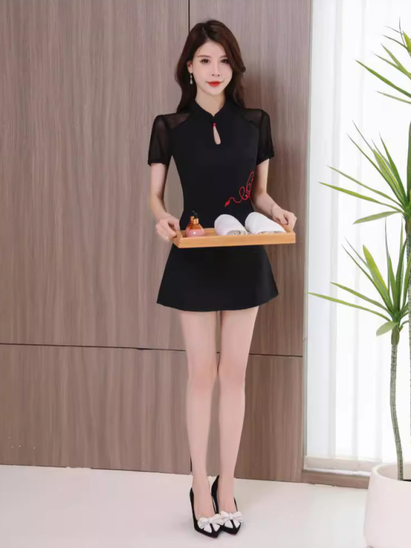 Униформа за техници в СПА и козметичен салон — полиестерна материя, отвеждаща влагата, къс ръкав, стояща яка, цип, стил панталон–пола, дамска, четирисезонна