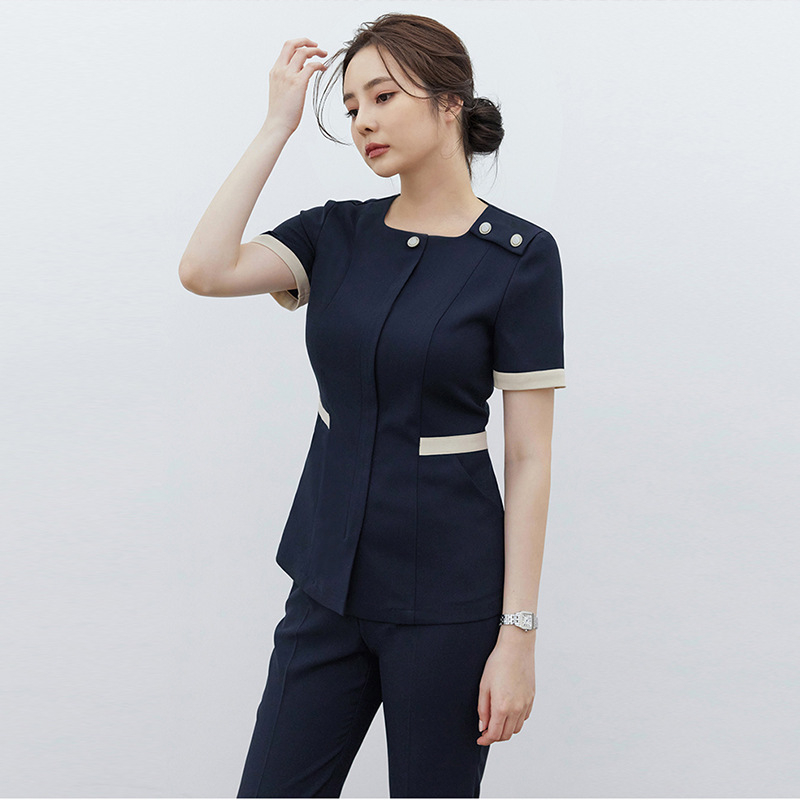 Dámske zdravotné oblečenie pre kozmetický salón — materiál polyester-spandex s odvádzaním vlhkosti, krátke rukávy, kruhový výstrih, nohavice