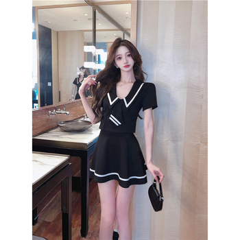 Uniformă pentru însoțitori de zbor, unisex, cu fustă plisată și pantaloni capri, mâneci scurte, material Chenille cu amestec Spandex sub 30% și protecție împotriva radiațiilor