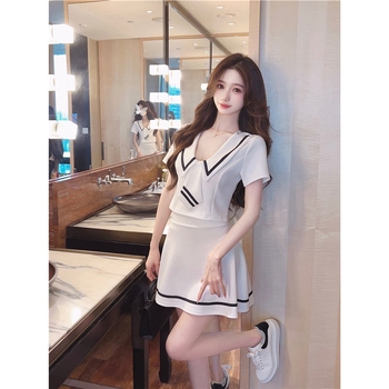 Uniformă pentru însoțitori de zbor, unisex, cu fustă plisată și pantaloni capri, mâneci scurte, material Chenille cu amestec Spandex sub 30% și protecție împotriva radiațiilor