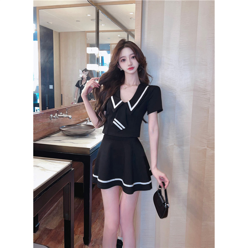 Uniformă pentru însoțitori de zbor, unisex, cu fustă plisată și pantaloni capri, mâneci scurte, material Chenille cu amestec Spandex sub 30% și protecție împotriva radiațiilor