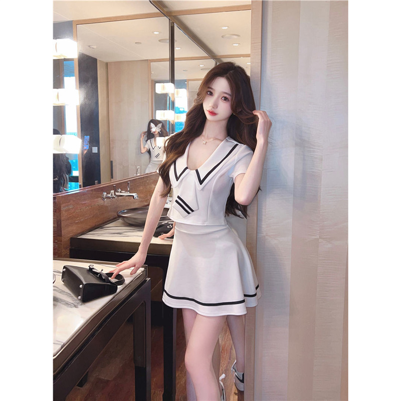 Uniformă pentru însoțitori de zbor, unisex, cu fustă plisată și pantaloni capri, mâneci scurte, material Chenille cu amestec Spandex sub 30% și protecție împotriva radiațiilor