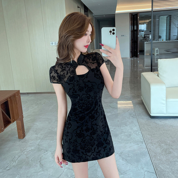 Rochie-uniformă pentru tehnician spa – poliester, material care evacuează umezeala, mâneci scurte, guler semi-deschis, partea de jos în stil șort, potrivită pentru toate sezoanele