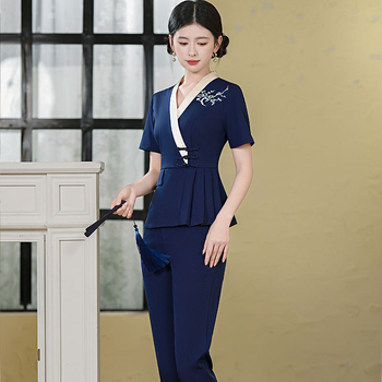 Női talpmasszázs technikusának egyenruhája: rövid ujjú felső és nadrág, nedvesség-elvezető poliészter (90–95%), V-nyakú, egész éves viselésre