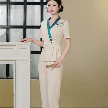 Női talpmasszázs technikusának egyenruhája: rövid ujjú felső és nadrág, nedvesség-elvezető poliészter (90–95%), V-nyakú, egész éves viselésre