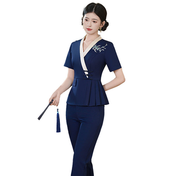 Női talpmasszázs technikusának egyenruhája: rövid ujjú felső és nadrág, nedvesség-elvezető poliészter (90–95%), V-nyakú, egész éves viselésre