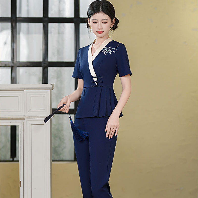 Női talpmasszázs technikusának egyenruhája: rövid ujjú felső és nadrág, nedvesség-elvezető poliészter (90–95%), V-nyakú, egész éves viselésre