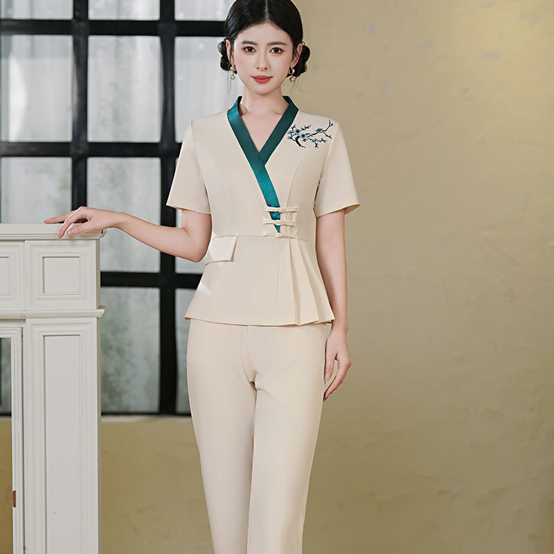 Női talpmasszázs technikusának egyenruhája: rövid ujjú felső és nadrág, nedvesség-elvezető poliészter (90–95%), V-nyakú, egész éves viselésre