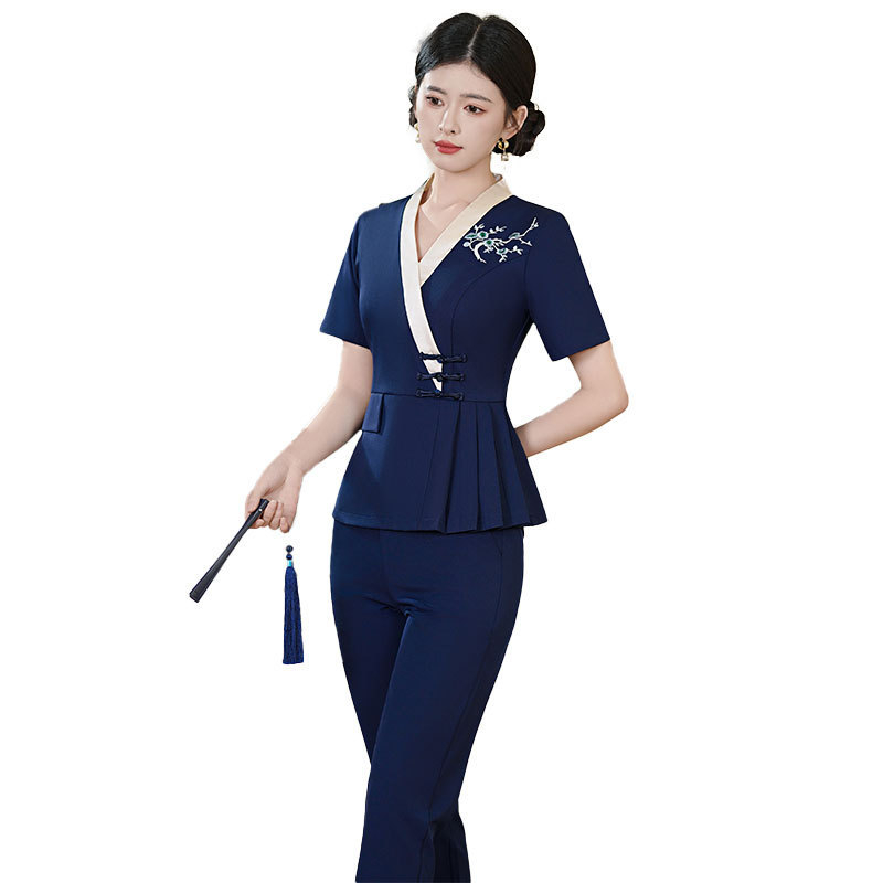 Női talpmasszázs technikusának egyenruhája: rövid ujjú felső és nadrág, nedvesség-elvezető poliészter (90–95%), V-nyakú, egész éves viselésre