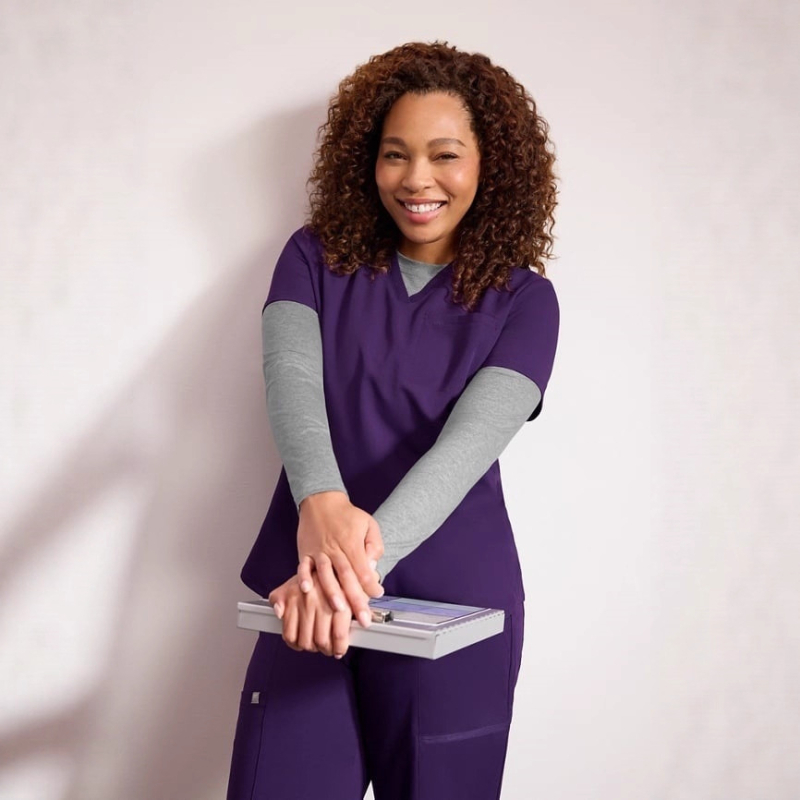 Set kirurških scrubs, V-izrez, kratki rukavi, materijal koji odvodi vlagu, poliester-elastan mješavina (72% poliester, 7% elastan), unisex
